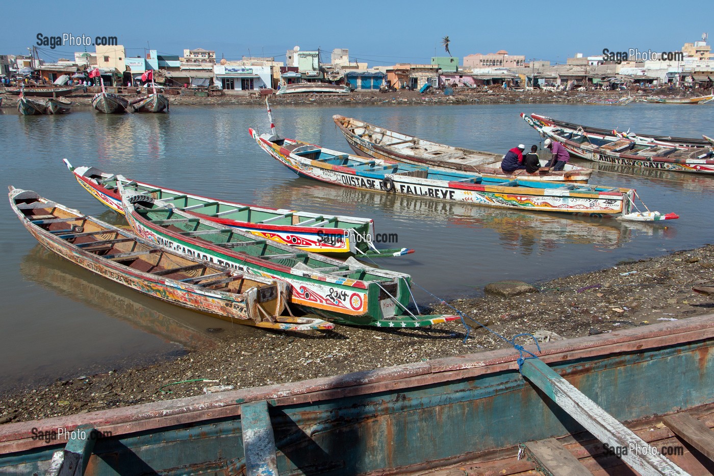 GUET NDAR, QUARTIER DU VILLAGE DES PECHEURS AVEC LES PIROGUES COLORES, SAINT-LOUIS-DU-SENEGAL, SENEGAL, AFRIQUE DE L'OUEST 