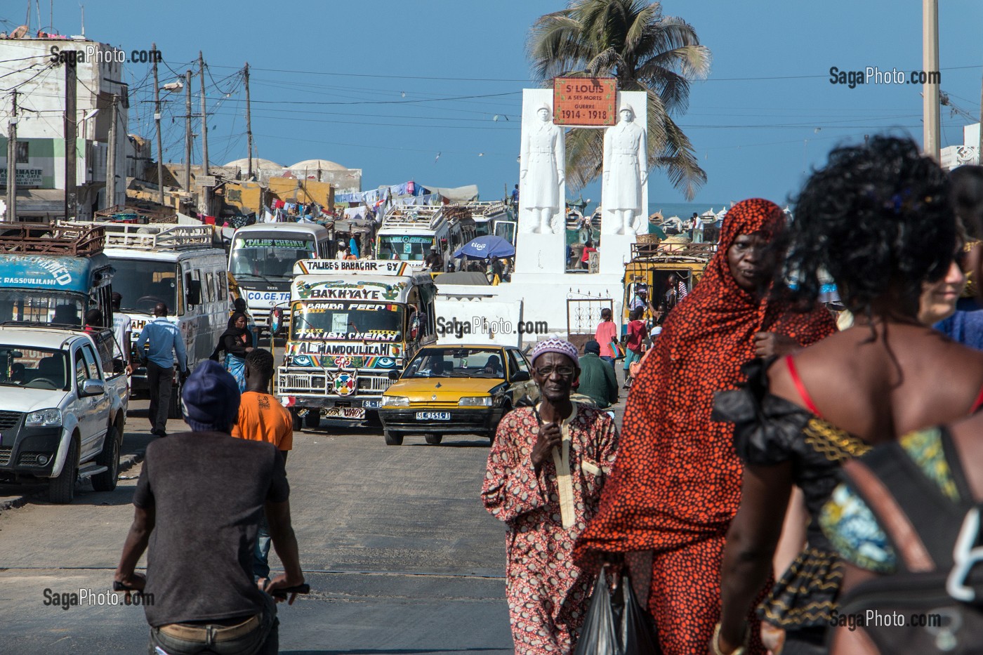 TRAVERSEE DU PONT MUSTAPHA MALICK GAYE, GUET NDAR, QUARTIER DU VILLAGE DES PECHEURS AVEC LES PIROGUES COLORES, SAINT-LOUIS-DU-SENEGAL, SENEGAL, AFRIQUE DE L'OUEST 