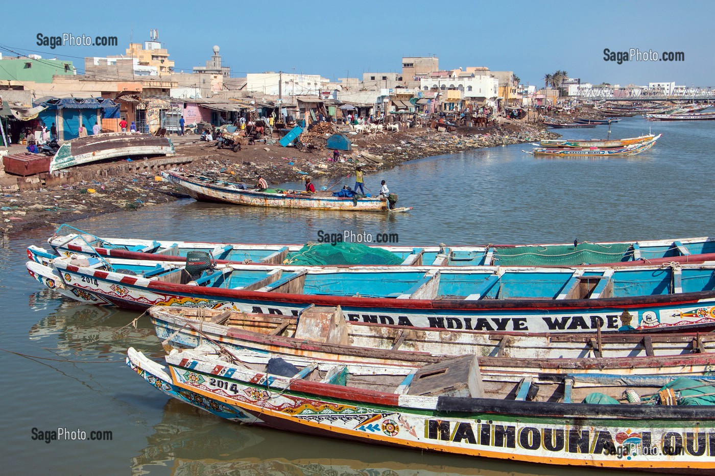 GUET NDAR, QUARTIER DU VILLAGE DES PECHEURS AVEC LES PIROGUES COLORES, SAINT-LOUIS-DU-SENEGAL, SENEGAL, AFRIQUE DE L'OUEST 