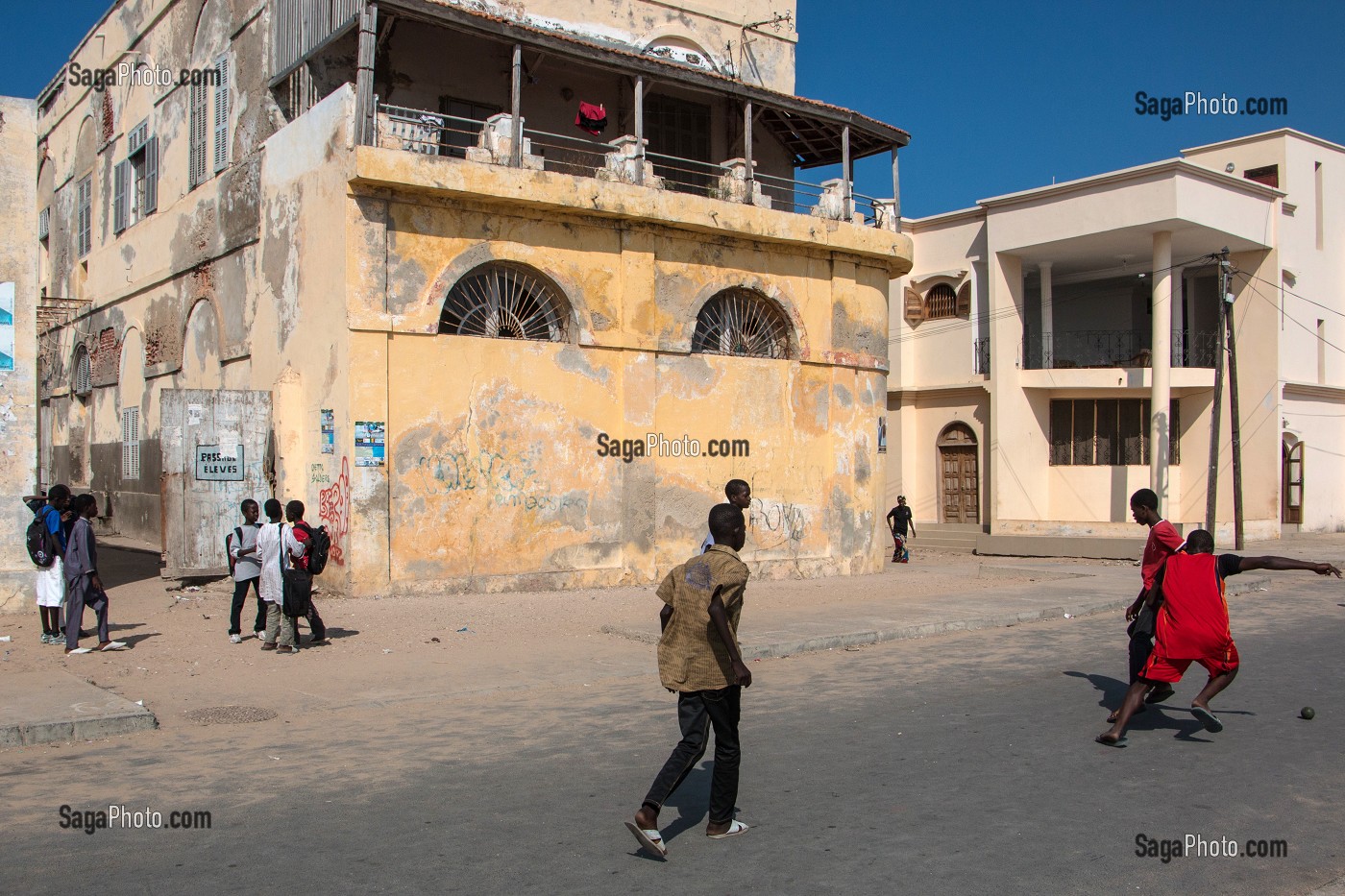 ENFANTS QUI JOUENT AU FOOTBALL DANS LA RUE, QUAI HENRI JAY, SAINT-LOUIS-DU-SENEGAL, SENEGAL, AFRIQUE DE L'OUEST 