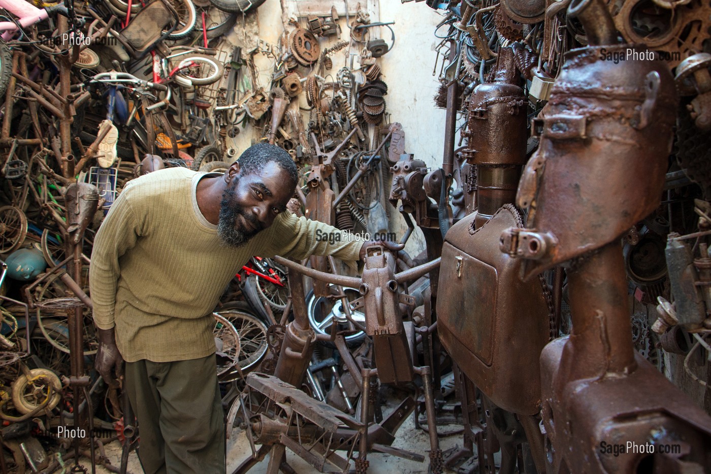 ATELIER GALERIE DE MEISSA FALL, SCULPTEUR FERRONNIER A PARTIE DE PIECES DE VELOS, SAINT-LOUIS-DU-SENEGAL, SENEGAL, AFRIQUE DE L'OUEST 