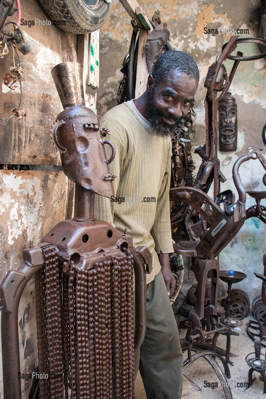 ATELIER GALERIE DE MEISSA FALL, SCULPTEUR FERRONNIER A PARTIE DE PIECES DE VELOS, SAINT-LOUIS-DU-SENEGAL, SENEGAL, AFRIQUE DE L'OUEST 