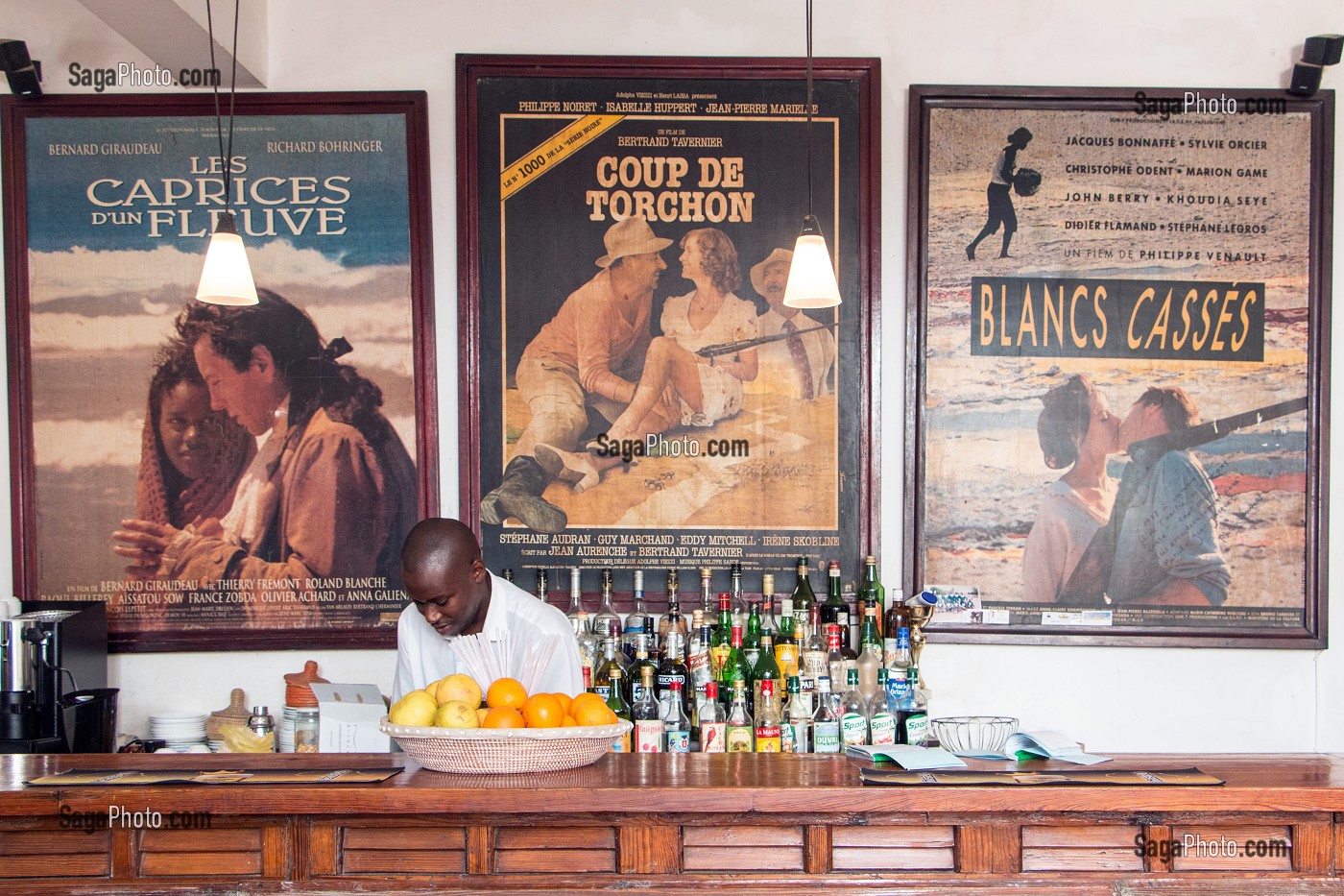 BAR DU RESTAURANT HOTEL DE LA RESIDENCE AVEC LES AFFICHES DE FILMS TOURNES DANS LA REGION, SAINT-LOUIS-DU-SENEGAL, SENEGAL, AFRIQUE DE L'OUEST 
