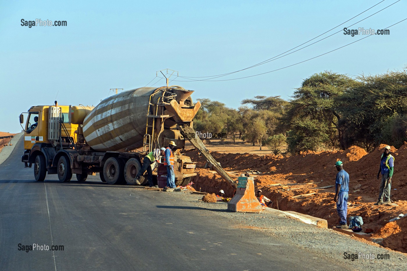 BETONNIERE SUR LA NATIONALE 2, ROUTE REFAITE ENTIEREMENT ENTRE SAINT-LOUIS ET RICHARD TOLL, SENEGAL, AFRIQUE DE L'OUEST 