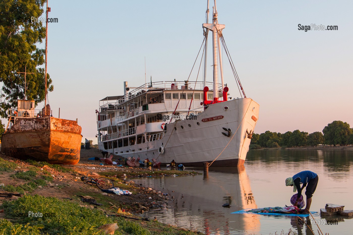 LAVEUR DE LINGES DEVANT LE BATEAU DE CROISIERE BOU EL MOGDAD DE LA COMPAGNIE DU FLEUVE, QUAI DE PODOR, SENEGAL, AFRIQUE DE L'OUEST 