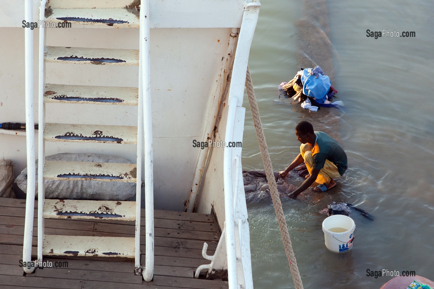LAVEUR DE LINGES DEVANT LE BATEAU DE CROISIERE BOU EL MOGDAD DE LA COMPAGNIE DU FLEUVE, QUAI DE PODOR, SENEGAL, AFRIQUE DE L'OUEST 