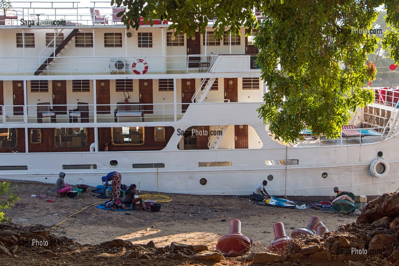 LAVEURS DE LINGES DEVANT LE BATEAU DE CROISIERE BOU EL MOGDAD DE LA COMPAGNIE DU FLEUVE, QUAI DE PODOR, SENEGAL, AFRIQUE DE L'OUEST 