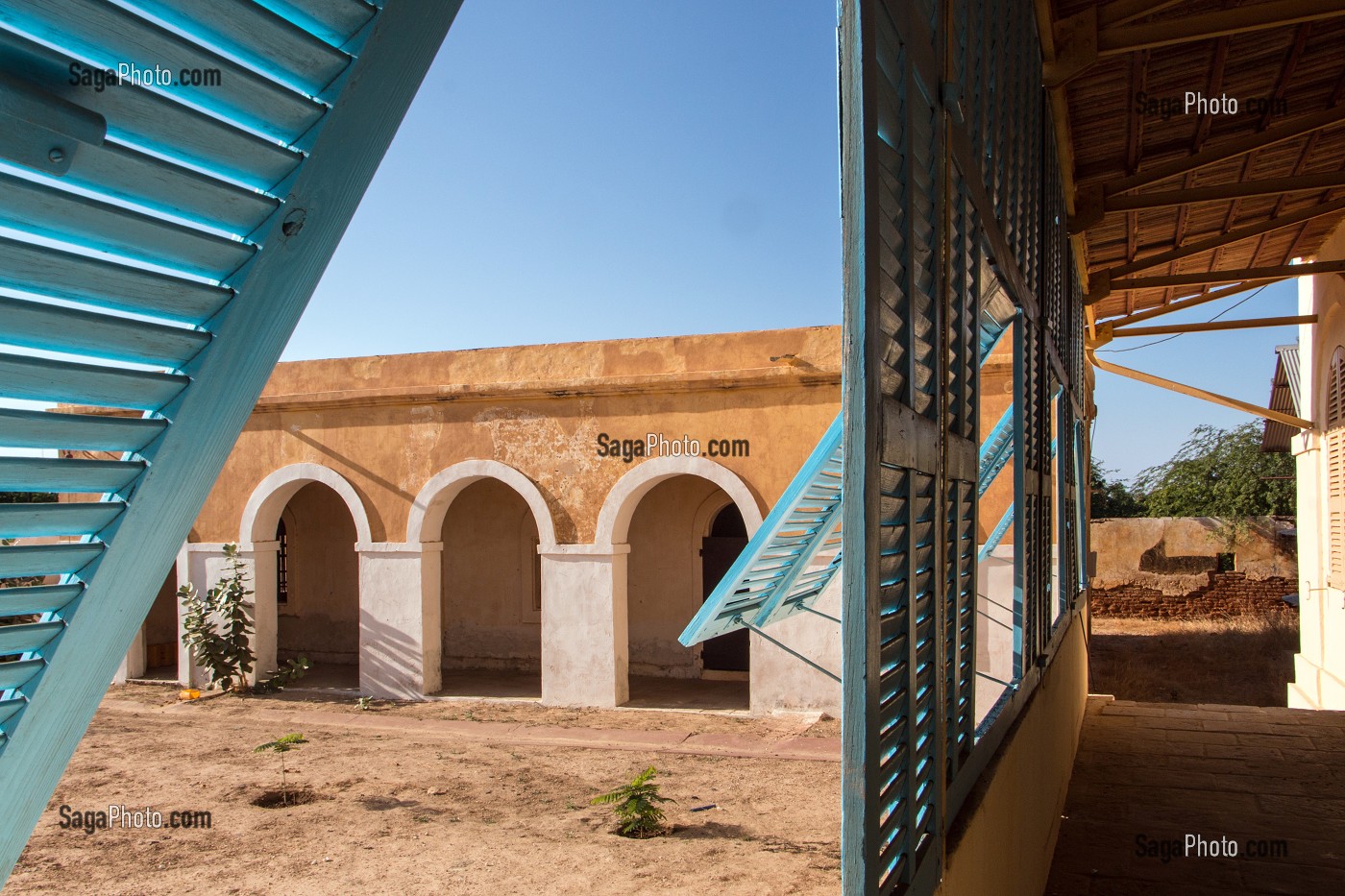 GARDIEN DU MUSEE DANS LE BUREAU DU GENERAL FAIDHERBE, ANCIEN FORT TRANSFORME EN MUSEE REGIONAL, PODOR, SENEGAL, AFRIQUE DE L'OUEST 