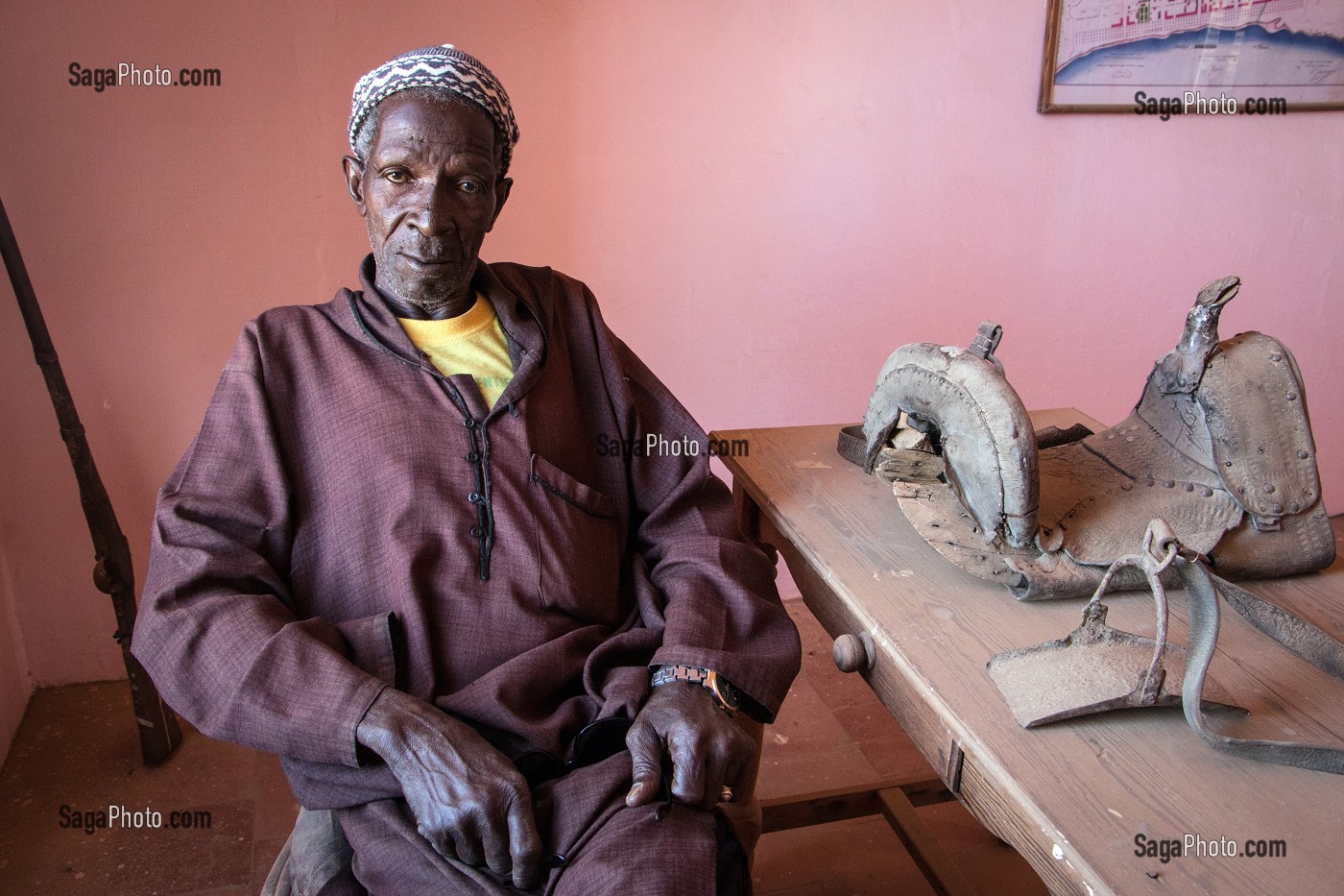 GARDIEN DU MUSEE DANS LE BUREAU DU GENERAL FAIDHERBE, ANCIEN FORT TRANSFORME EN MUSEE REGIONAL, PODOR, SENEGAL, AFRIQUE DE L'OUEST 