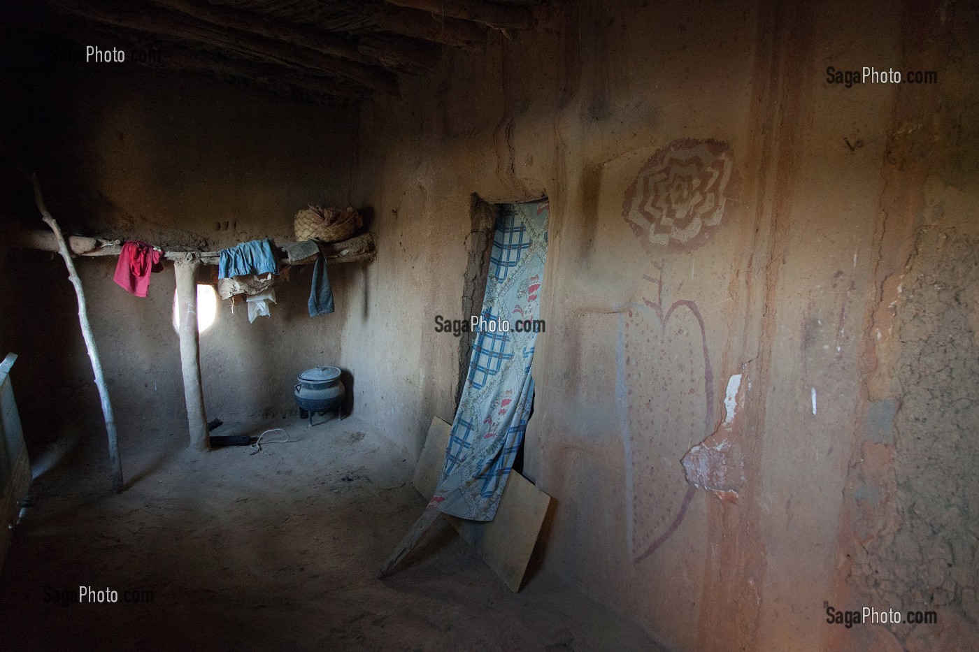 INTERIEUR D'UNE MAISON EN TERRE DU VILLAGE TOUCOULEUR DE DEGUEMBERE, PROVINCE DE FANAYE DIERI, SENEGAL, AFRIQUE DE L'OUEST 