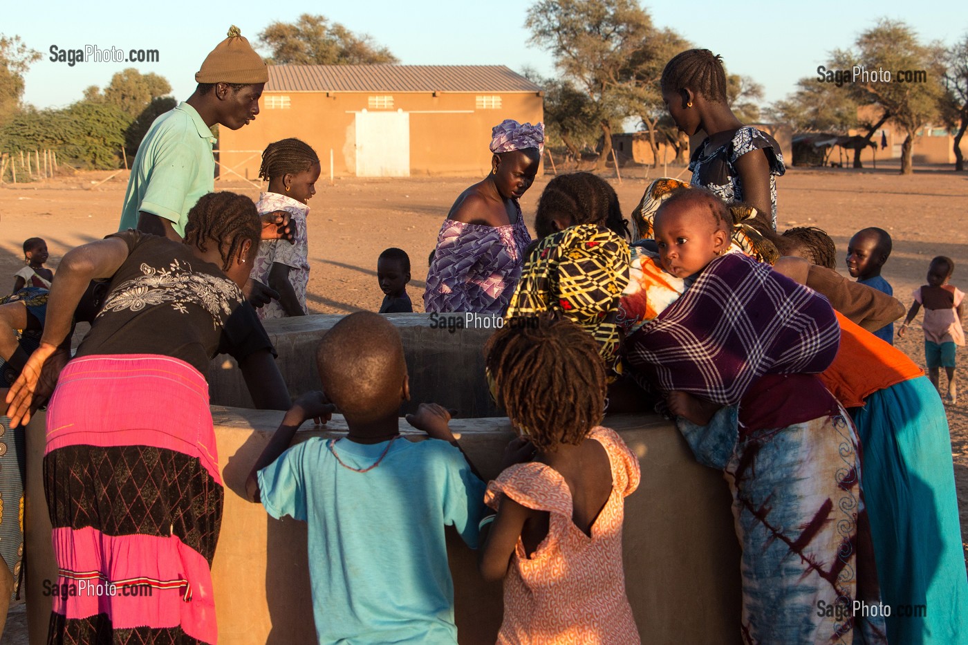 ATTROUPEMENT AUTOUR DU PUITS, VILLAGE TOUCOULEUR DE DEGUEMBERE, PROVINCE DE FANAYE DIERI, SENEGAL, AFRIQUE DE L'OUEST 