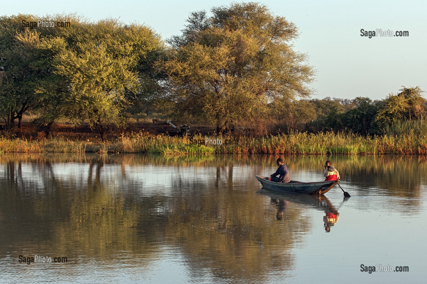 PIROGUES DE PECHEURS SUR LES BORDS DU FLEUVE, PROVINCE DE FANAYE DIERI, SENEGAL, AFRIQUE DE L'OUEST 