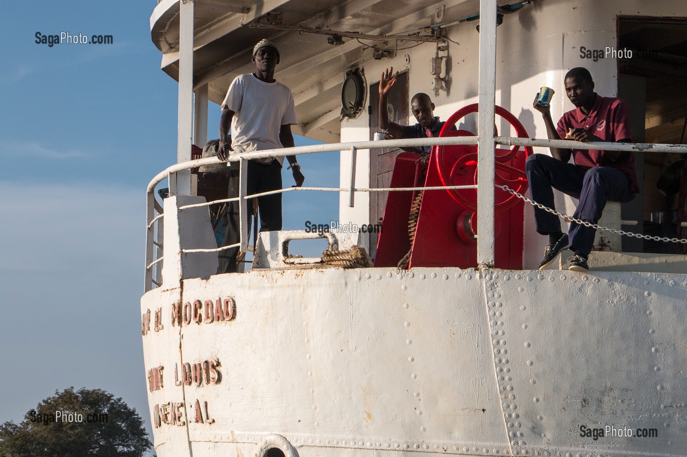 LES HOMMES D'EQUIPAGE SUR LE BATEAU DE CROISIERE BOU EL MOGDAD DE LA COMPAGNIE DU FLEUVE, SENEGAL, AFRIQUE DE L'OUEST 