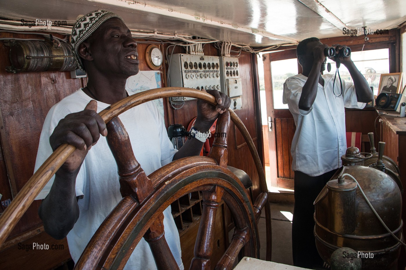 LE BOSCO A LA BARRE AVEC SON SECOND, EQUIPAGE BATEAU DE CROISIERE BOU EL MOGDAD DE LA COMPAGNIE DU FLEUVE, SENEGAL, AFRIQUE DE L'OUEST 