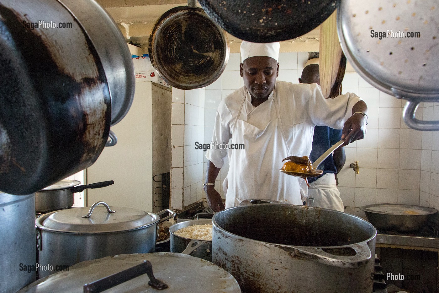 LE CHEF CUISINIER AU FOURNEAU DANS SA CUISINE, EQUIPAGE DU BATEAU DE CROISIERE BOU EL MOGDAD DE LA COMPAGNIE DU FLEUVE, SENEGAL, AFRIQUE DE L'OUEST 