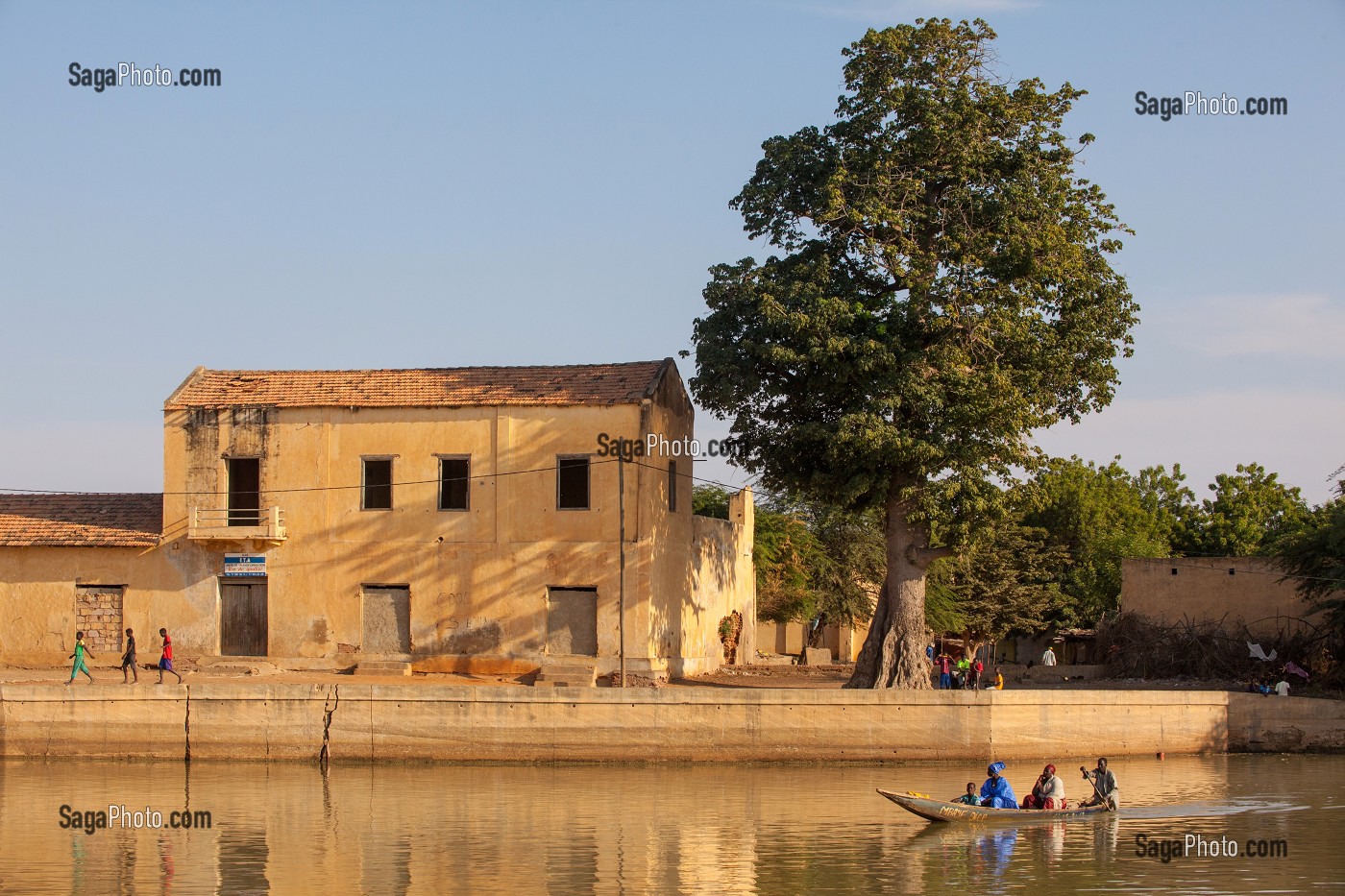 PIROGUE SUR LE FLEUVE DEVANT LES QUAIS DE DAGANA, SENEGAL, AFRIQUE DE L'OUEST 