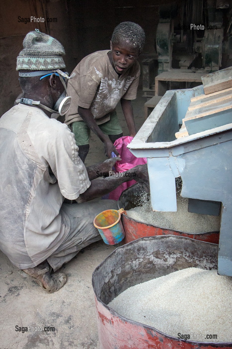 ENFANT A LA PREPARATION DES SACS DE RIZ, UNITE DE TRANSFORMATION DE RIZ DE QUALITE, DAGANA, SENEGAL, AFRIQUE DE L'OUEST 