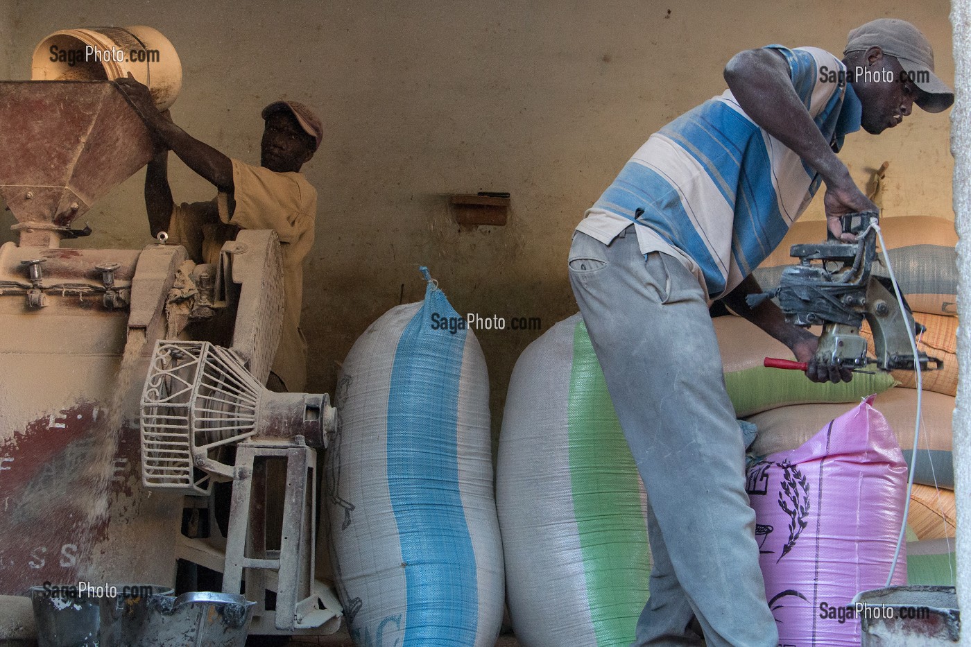 PREPARATION DES SACS DE RIZ A LA SORTIE DE LA MACHINE A DECORTIQUER, UNITE DE TRANSFORMATION DE RIZ DE QUALITE, DAGANA, SENEGAL, AFRIQUE DE L'OUEST 