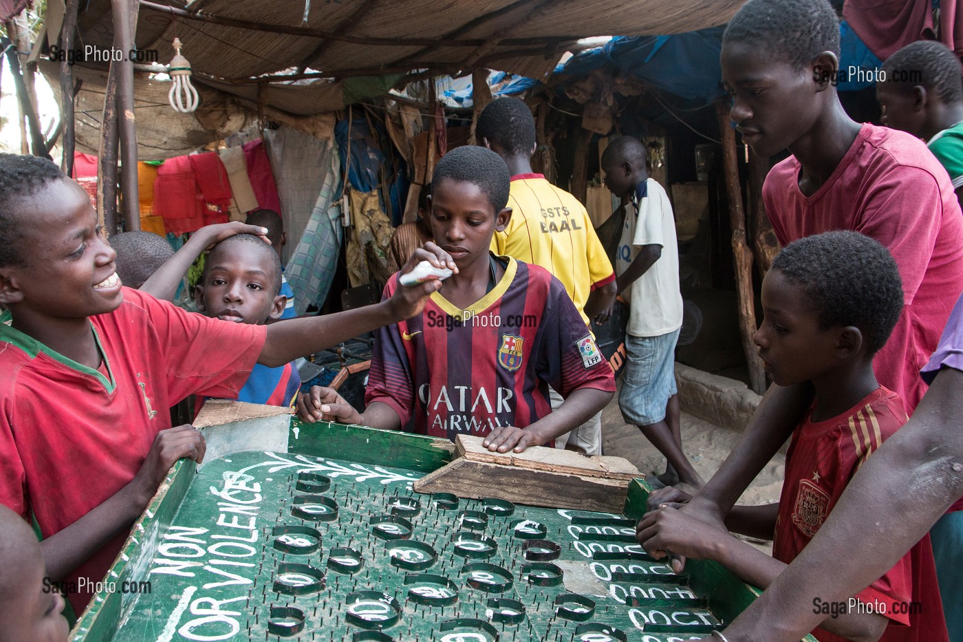 JEU DE CASINO SENEGALAIS POUR LES ENFANTS, MARCHE DE DAGANA, SENEGAL, AFRIQUE DE L'OUEST 