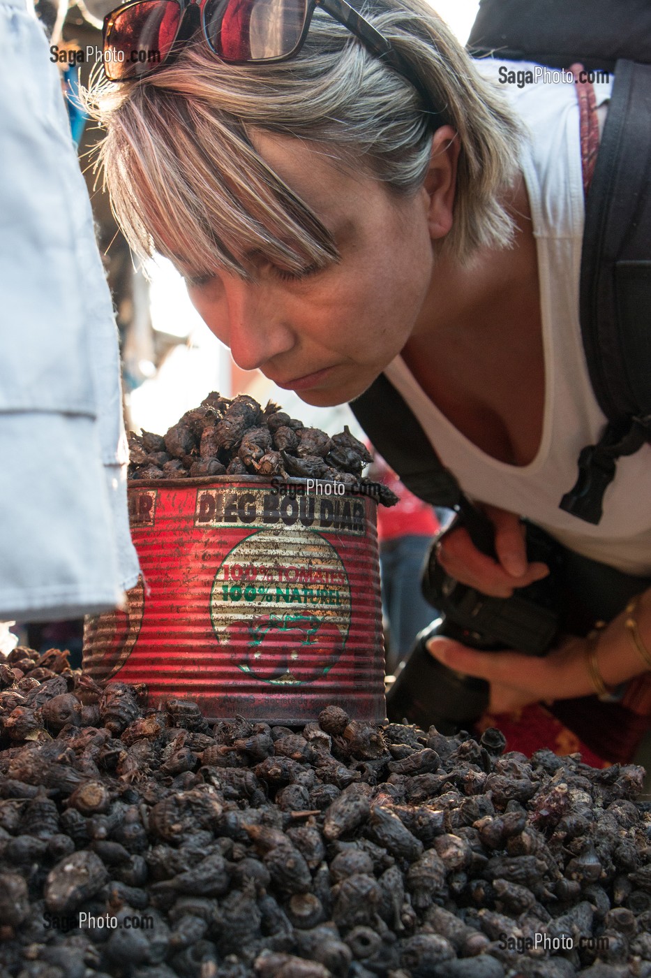ENCENS SECHES A BASE DE RACINES DE ROSEAU, MARCHE DE DAGANA, SENEGAL, AFRIQUE DE L'OUEST 