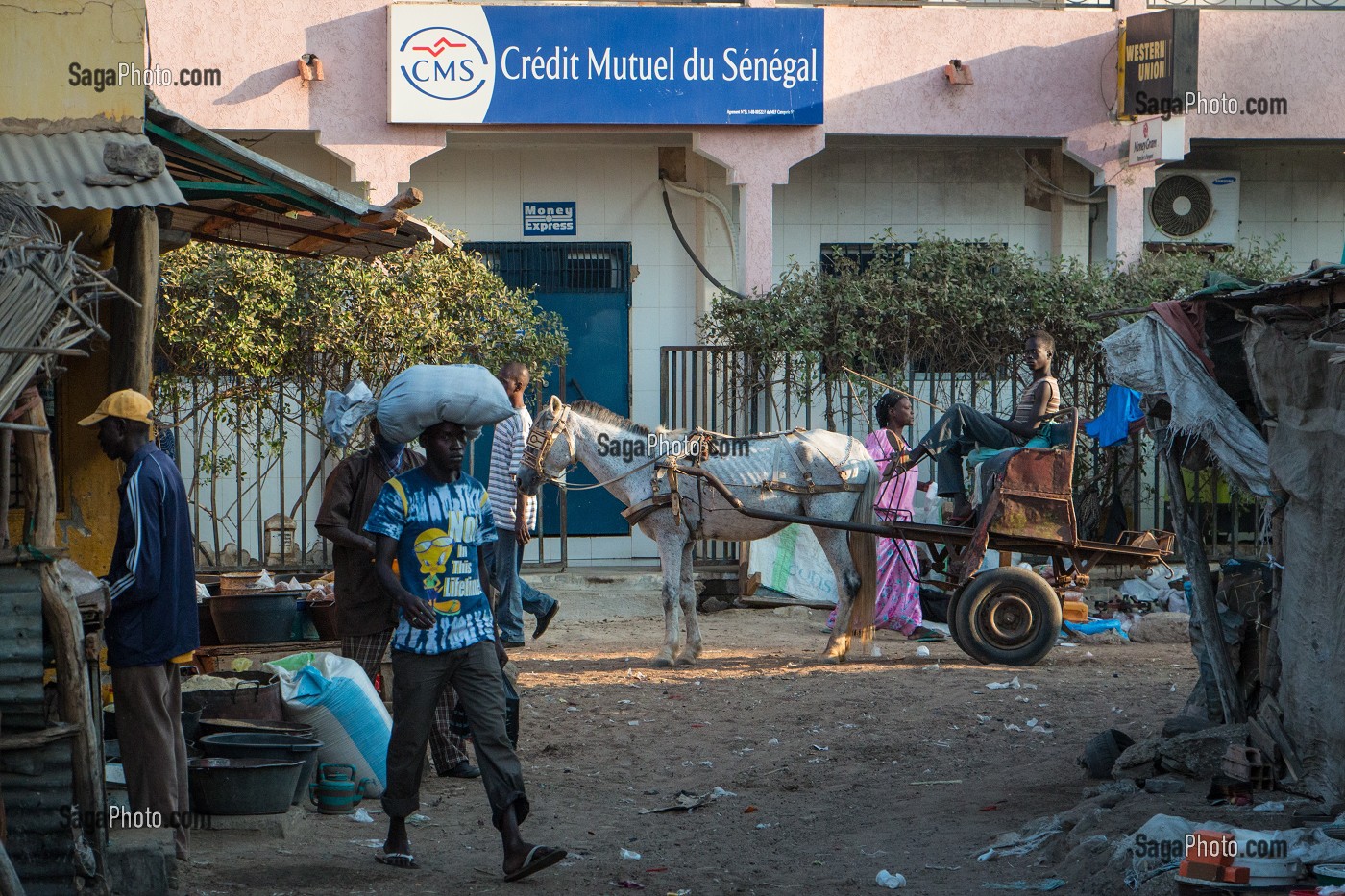 SCENE DE RUE DEVANT LE LA BANQUE DU CREDIT MUTUEL DU SENEGAL, DAGANA, SENEGAL, AFRIQUE DE L'OUEST 