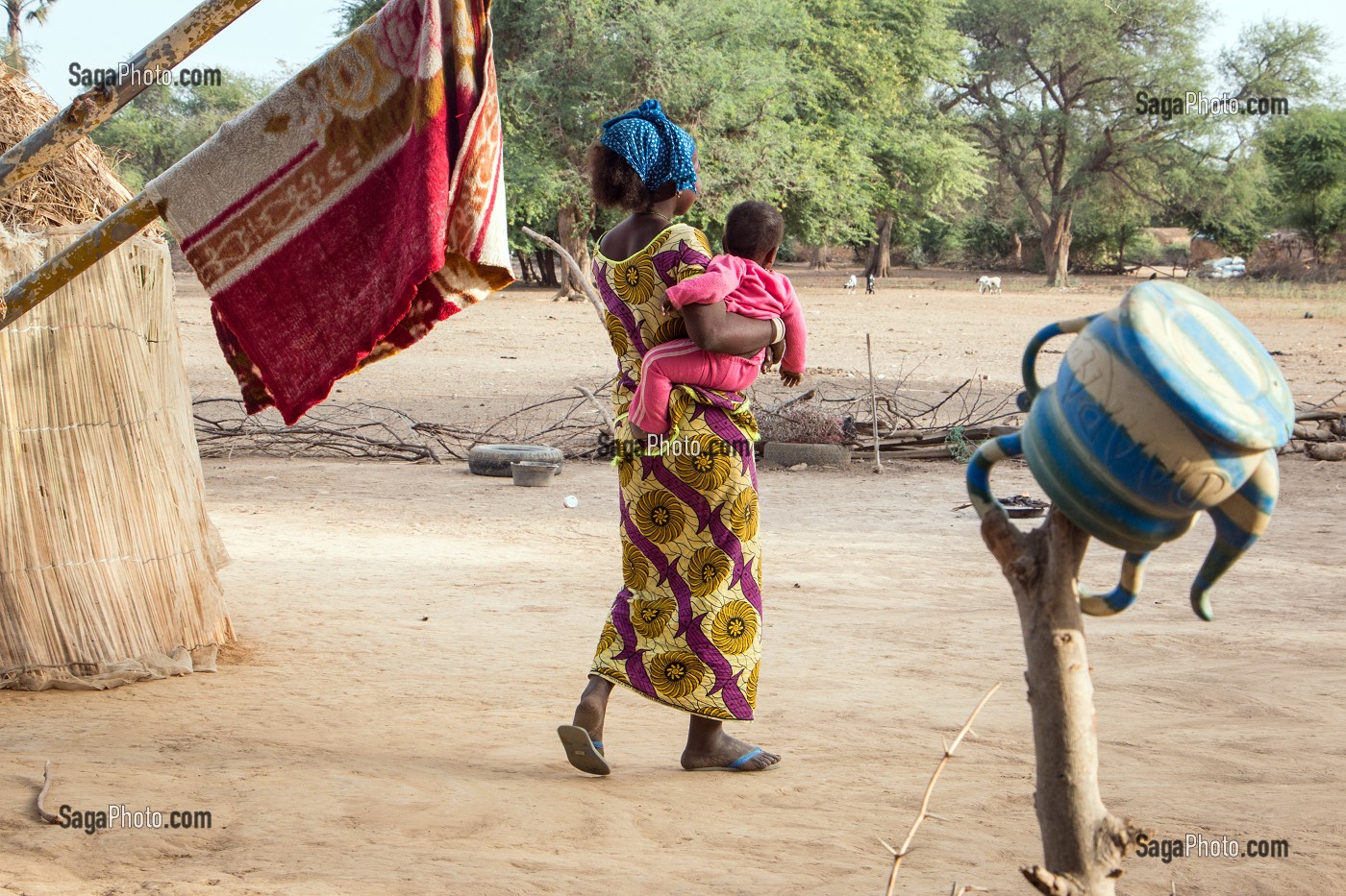 FEMME PEULE ET SON ENFANT, VILLAGE DES ELEVEURS NOMADES DE GOUMEL, SENEGAL, AFRIQUE DE L'OUEST 