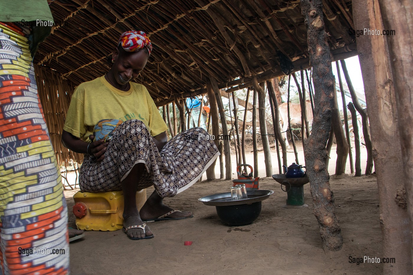 FEMME PEULE A L'INTERIEUR DE SA CASE A L'HEURE DU THE, VILLAGE DES ELEVEURS NOMADES DE GOUMEL, SENEGAL, AFRIQUE DE L'OUEST 