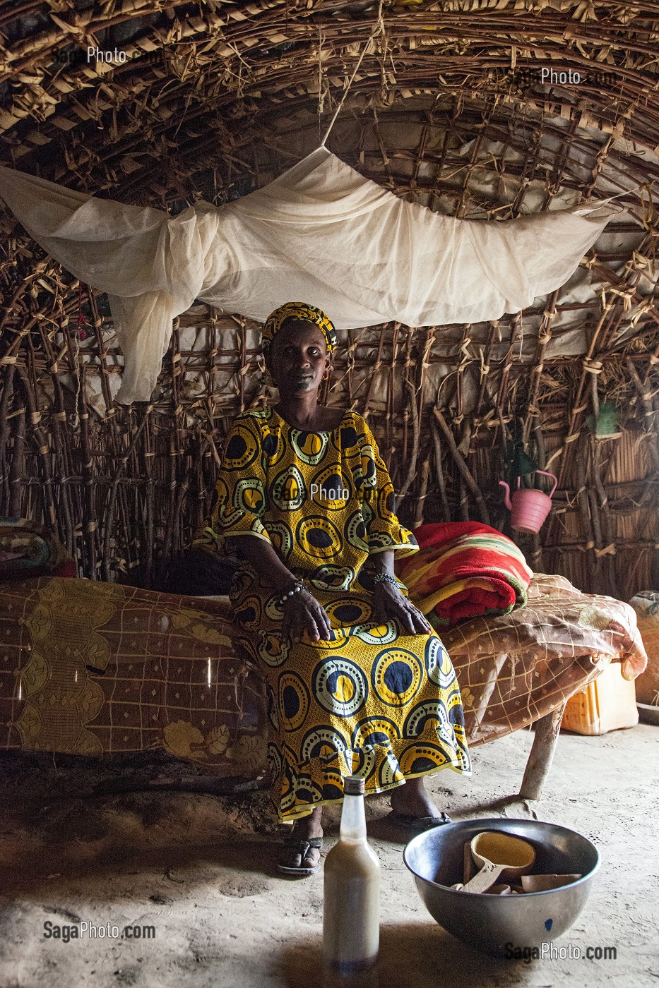 FEMME PEULE A L'INTERIEUR DE SA CASE, VILLAGE DES ELEVEURS NOMADES DE GOUMEL, SENEGAL, AFRIQUE DE L'OUEST 