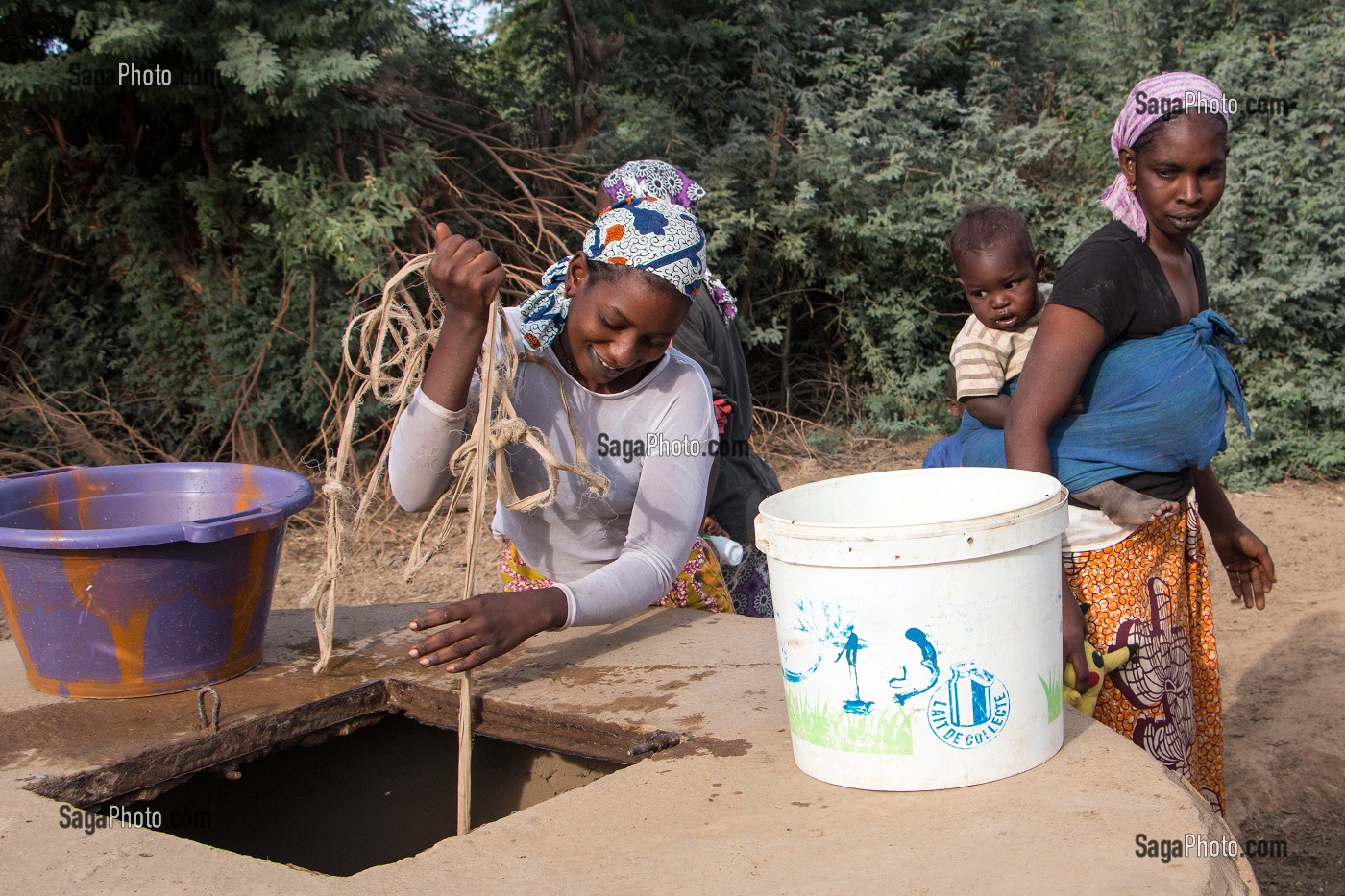 CORVEE D'EAU, FEMMES PEULES DEVANT LE PUITS, VILLAGE DES ELEVEURS NOMADES DE GOUMEL, SENEGAL, AFRIQUE DE L'OUEST 