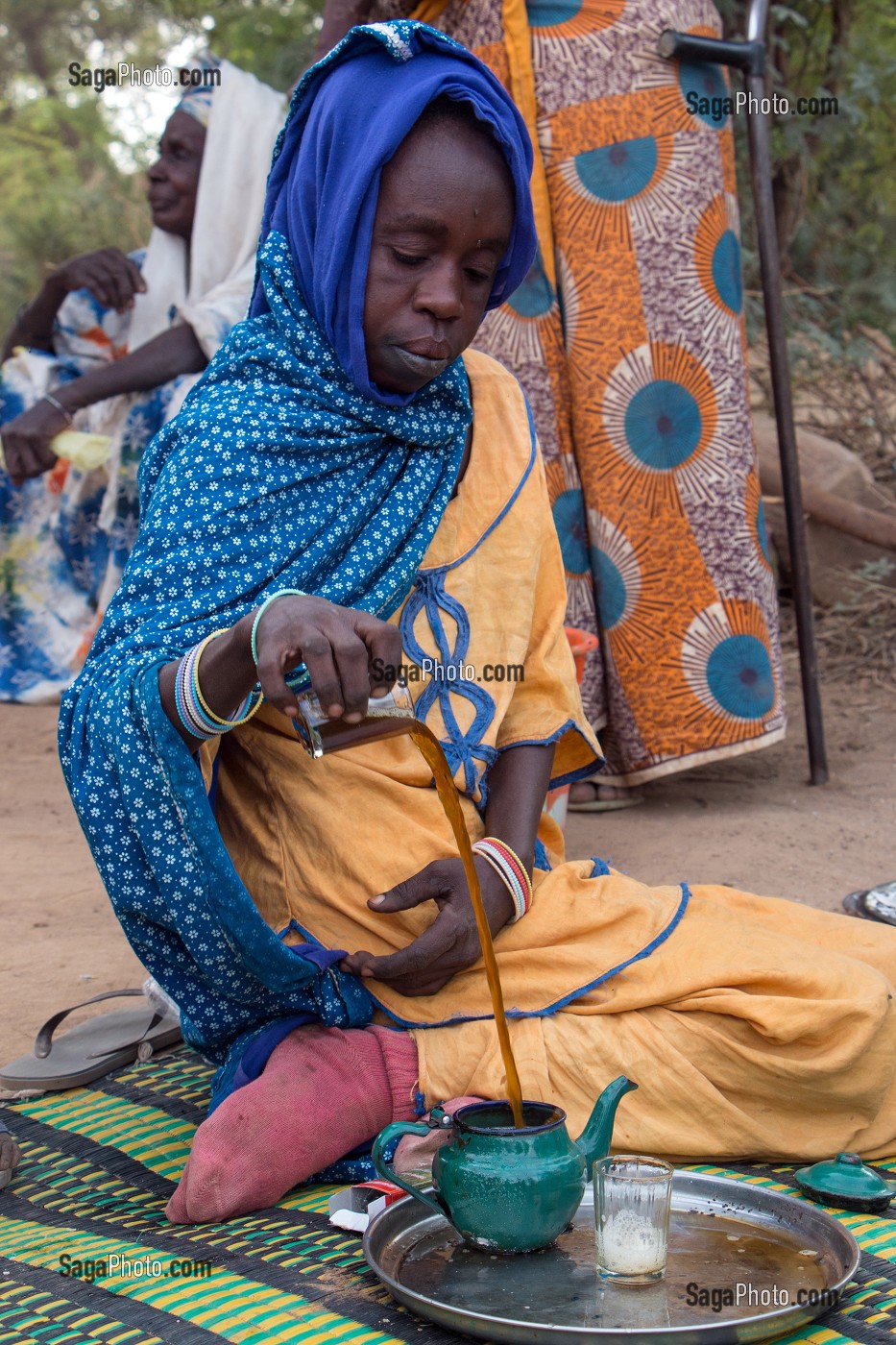 FEMME PEULE PREPARANT LE THE, VILLAGE DES ELEVEURS NOMADES DE GOUMEL, SENEGAL, AFRIQUE DE L'OUEST 