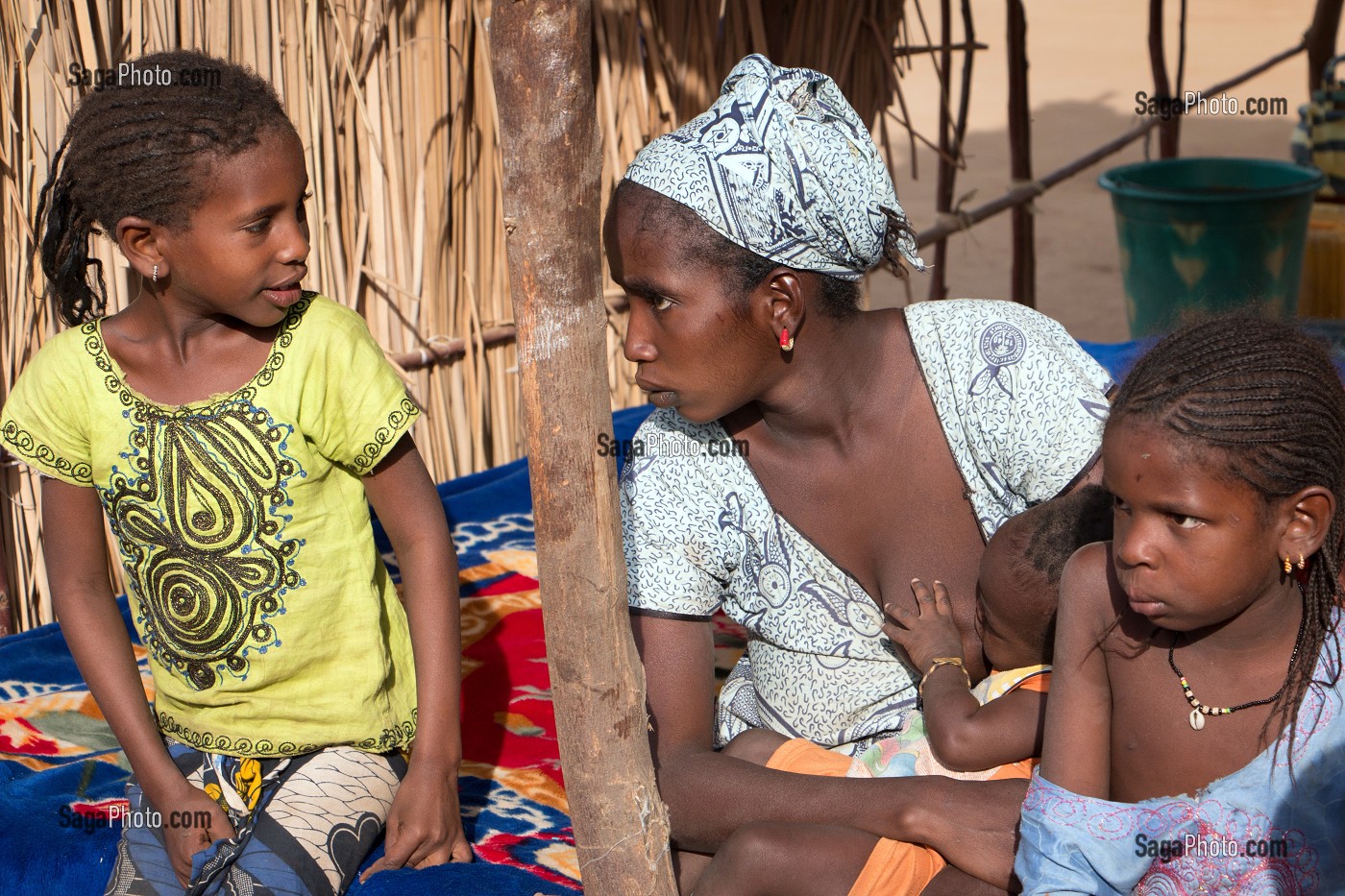 JEUNE FEMME PEULE AVEC SES ENFANTS ET SON BEBE AU SEIN, VILLAGE DES ELEVEURS NOMADES DE GOUMEL, SENEGAL, AFRIQUE DE L'OUEST 