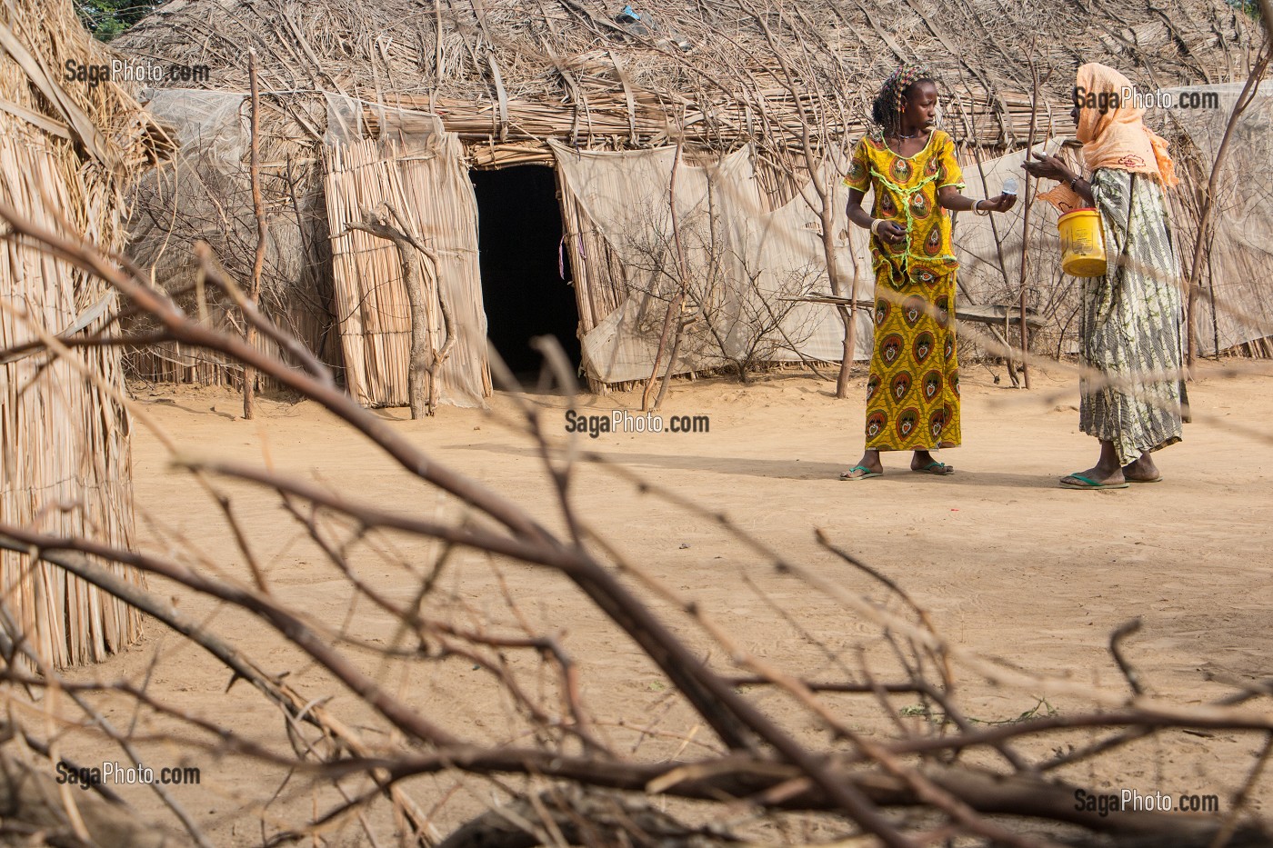 FEMMES PEULES DEVANT LEURS CASES, VILLAGE DES ELEVEURS NOMADES DE GOUMEL, SENEGAL, AFRIQUE DE L'OUEST 