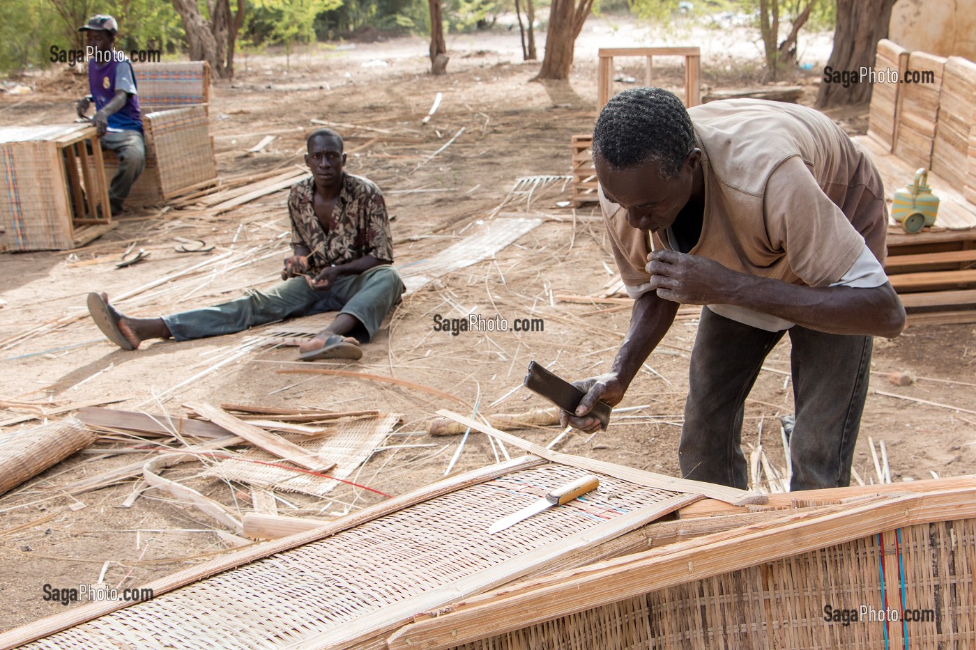 OUVRIERS FABRICANT DES MEUBLES A BASE DE BRANCHES DE PALMIERS RAFFIA, SENEGAL, AFRIQUE DE L'OUEST 