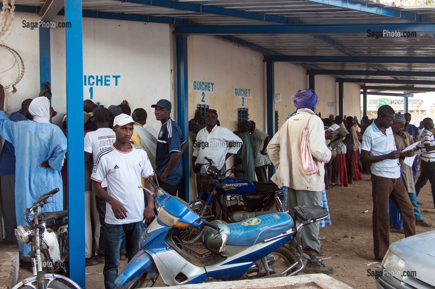 JOUR DE PAYE AU GUICHET DE LA COMPAGNIE SUCRIERE SENEGALAISE, RICHARD-TOLL, SENEGAL, AFRIQUE DE L'OUEST 