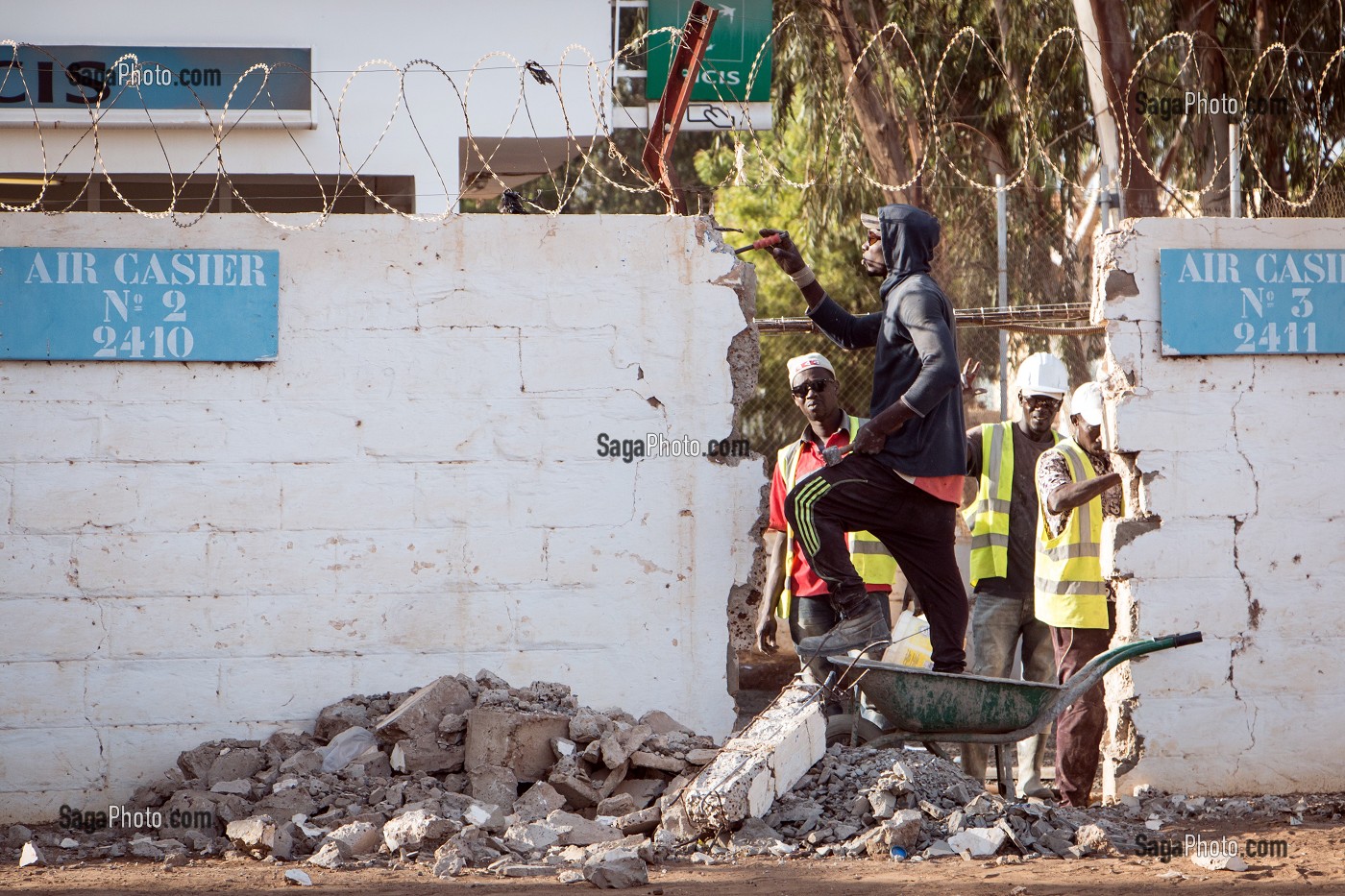 TRAVAUX SUR LE MUR D'ENCEINTE DE LA COMPAGNIE SUCRIERE SENEGALAISE, RICHARD-TOLL, SENEGAL, AFRIQUE DE L'OUEST 