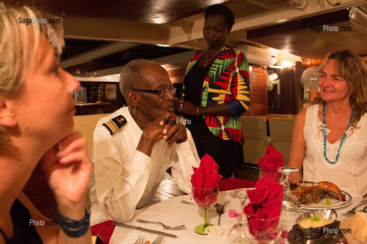 DINER A BORD AVEC LE COMMANDANT DU BATEAU DE CROISIERE 'BOU EL MOGDAD' DE LA COMPAGNIE DU FLEUVE, SENEGAL, AFRIQUE DE L'OUEST 