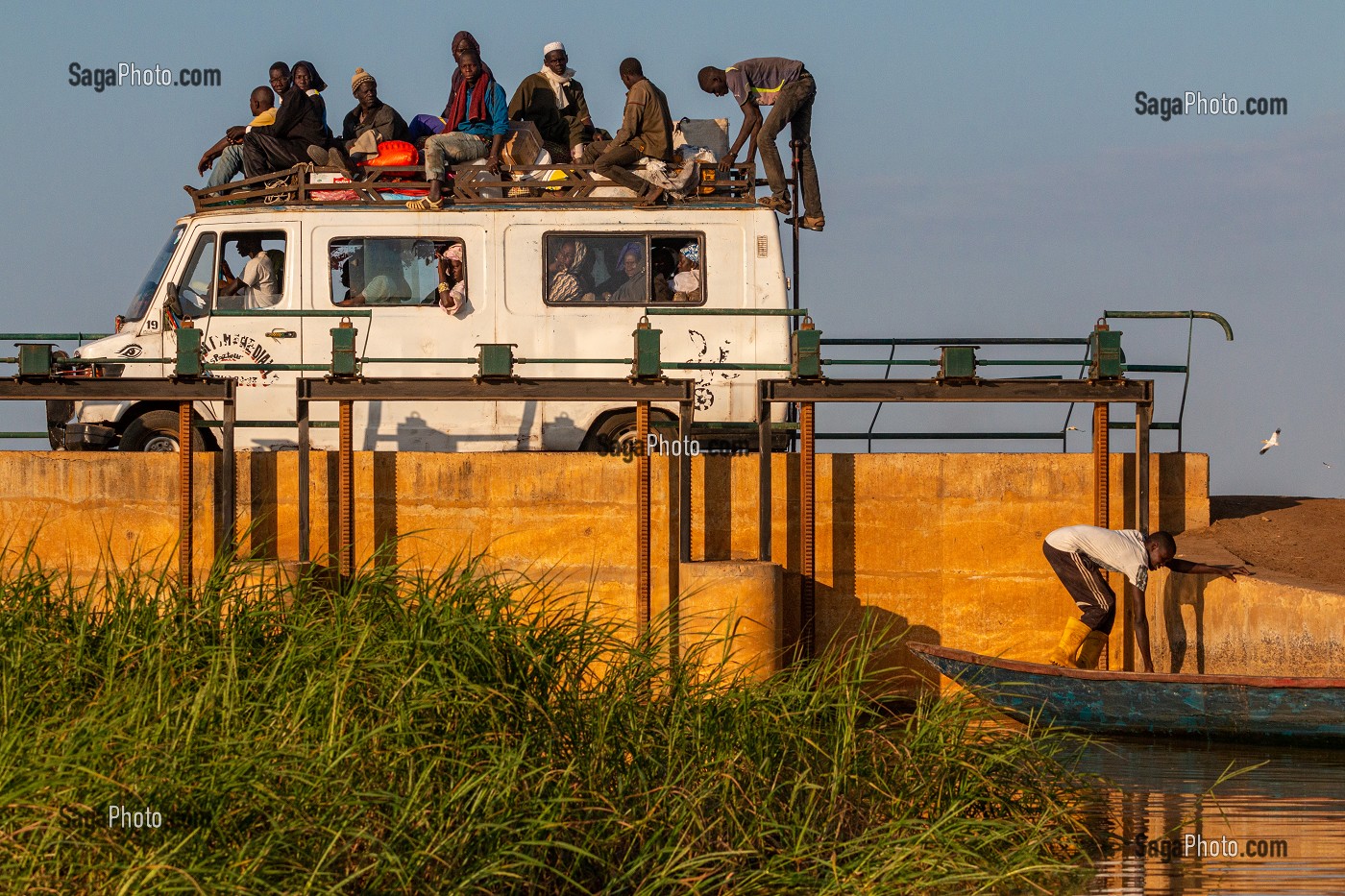 MINIBUS LOCAL BONDE DE MONDE DE TRANSPORT EN COMMUN, PARC NATIONAL DES OISEAUX DE DJOUDJ, SENEGAL, AFRIQUE DE L'OUEST 