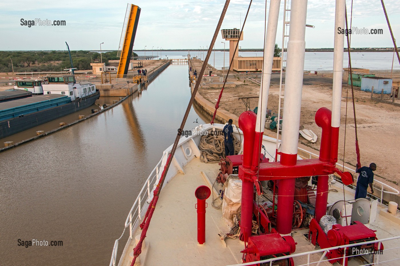 PASSAGE DE L'ECLUSE DU BARRAGE DE DIAMA, BATEAU DE CROISIERE 'BOU EL MOGDAD' DE LA COMPAGNIE DU FLEUVE, SENEGAL, AFRIQUE DE L'OUEST 