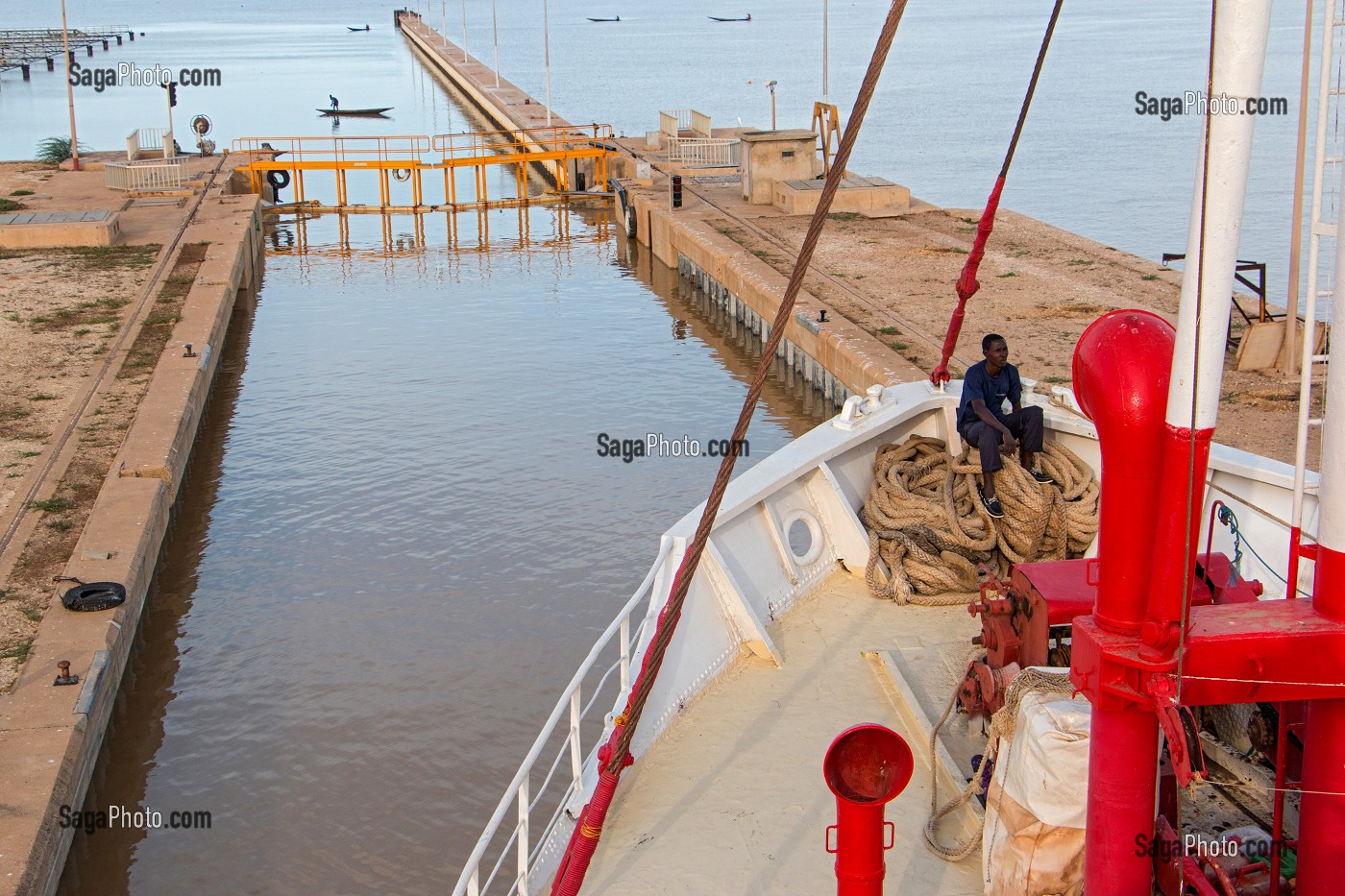 PASSAGE DE L'ECLUSE DU BARRAGE DE DIAMA, BATEAU DE CROISIERE 'BOU EL MOGDAD' DE LA COMPAGNIE DU FLEUVE, SENEGAL, AFRIQUE DE L'OUEST 