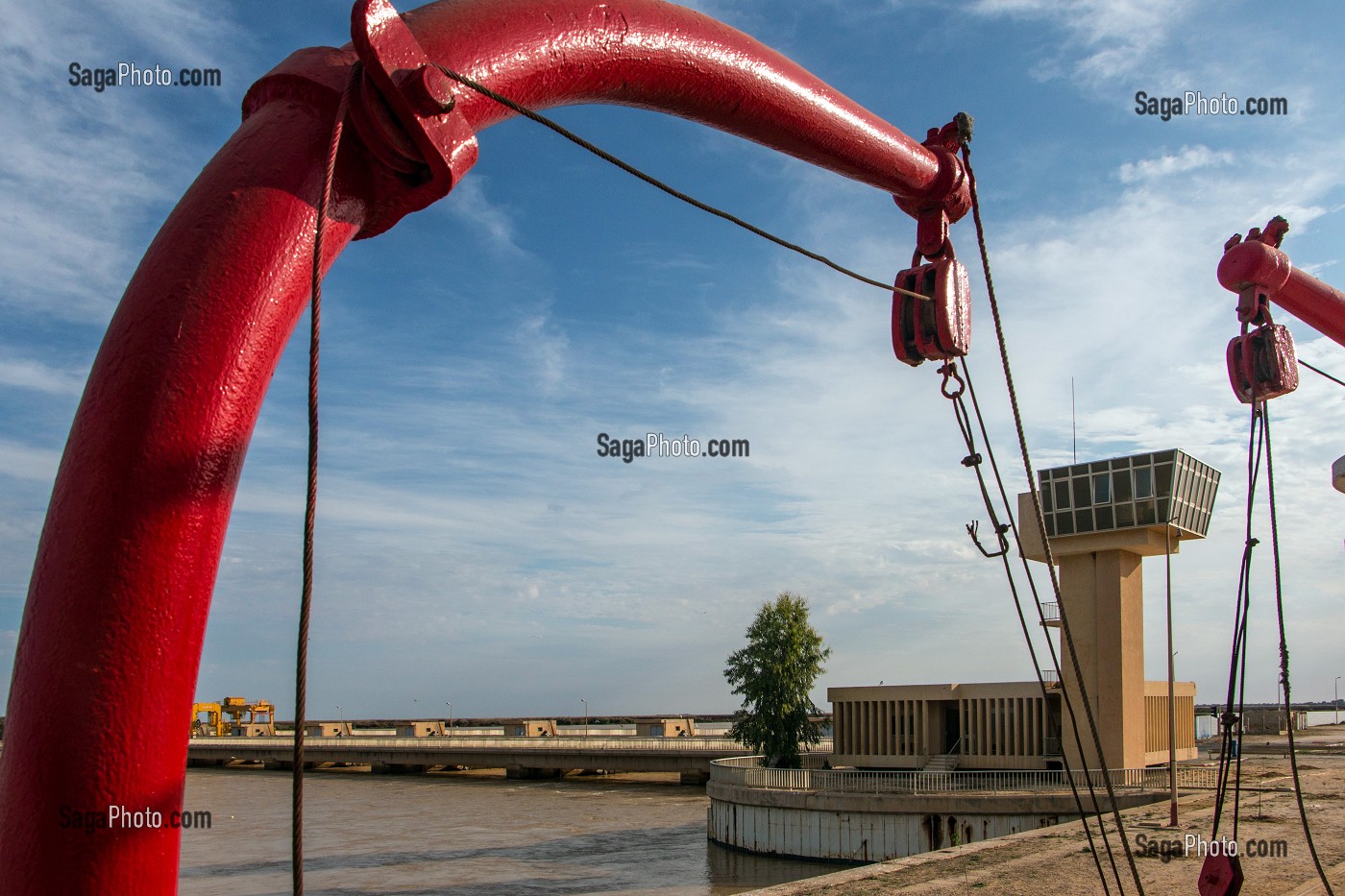 PASSAGE DE L'ECLUSE DU BARRAGE DE DIAMA, BATEAU DE CROISIERE 'BOU EL MOGDAD' DE LA COMPAGNIE DU FLEUVE, SENEGAL, AFRIQUE DE L'OUEST 