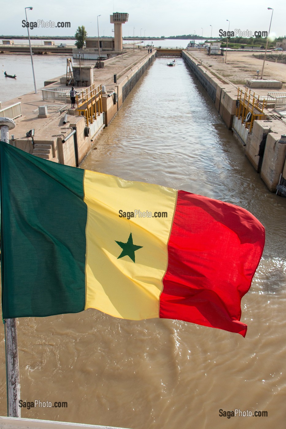 DRAPEAU SENEGALAIS DU BATEAU DE CROISIERE 'BOU EL MOGDAD' DE LA COMPAGNIE DU FLEUVE, SENEGAL, AFRIQUE DE L'OUEST 