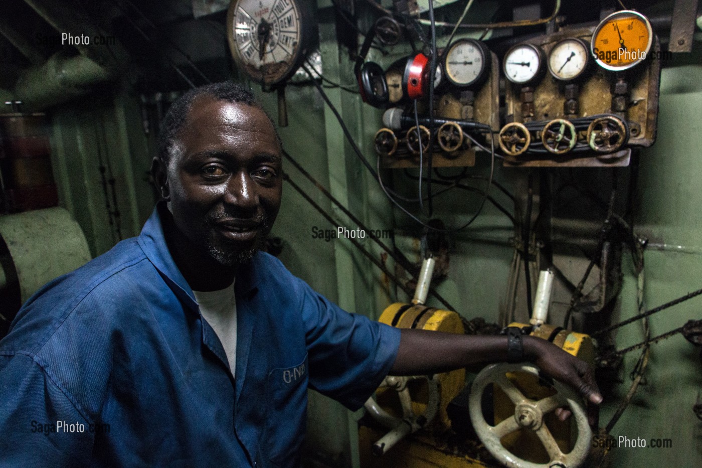 RESPONSABLE DE LA SALLE DES MACHINES, EQUIPAGE DU BATEAU DE CROISIERE 'BOU EL MOGDAD' DE LA COMPAGNIE DU FLEUVE, SENEGAL, AFRIQUE DE L'OUEST 