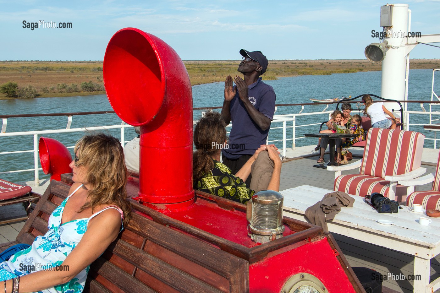 PASSAGERS TOURISTES AVEC LE GUIDE SUR LE PONT, BATEAU DE CROISIERE 'BOU EL MOGDAD' DE LA COMPAGNIE DU FLEUVE, SENEGAL, AFRIQUE DE L'OUEST 