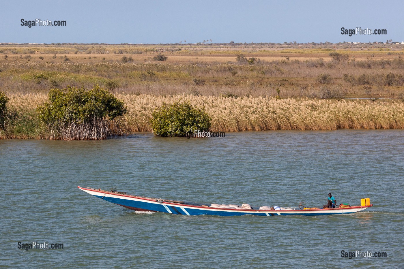 PIROGUE SUR LE FLEUVE PRES DE SAINT-LOUIS-DU-SENEGAL, SENEGAL, AFRIQUE DE L'OUEST 