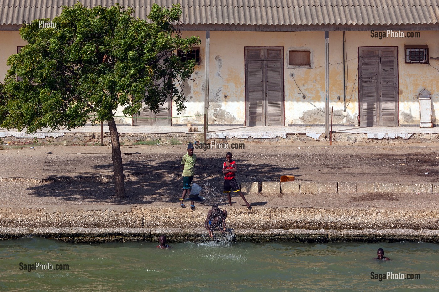 BAIGNADE DANS LE FLEUVE SUR LES QUAIS, QUAI ROUME, SAINT-LOUIS-DU-SENEGAL, SENEGAL, AFRIQUE DE L'OUEST 