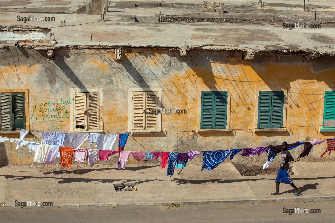 SCENE DE RUE, PASSANT ET LINGE, QUAI ROUME, SAINT-LOUIS-DU-SENEGAL, SENEGAL, AFRIQUE DE L'OUEST 