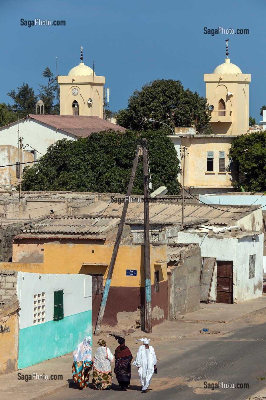 FEMMES DANS LA RUE AVEC LA GRANDE MOSQUEE EN FOND, QUAI ROUME, SAINT-LOUIS-DU-SENEGAL, SENEGAL, AFRIQUE DE L'OUEST 