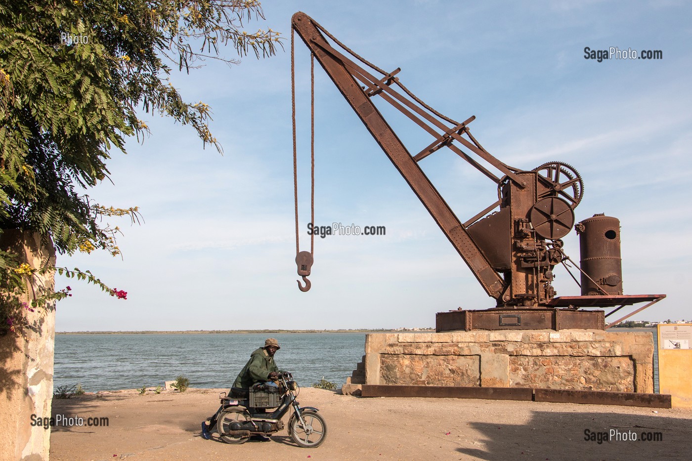 VESTIGES DES GRUES A VAPEUR SERVANT AU TRANSPORT MARITIME, QUAI ROUME, SAINT-LOUIS-DU-SENEGAL, SENEGAL, AFRIQUE DE L'OUEST 