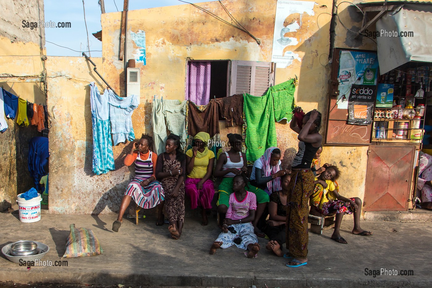 LES FEMMES DEVANT LEURS MAISONS, GUET NDAR, QUARTIER DU VILLAGE DES PECHEURS AVEC LES PIROGUES COLORES, SAINT-LOUIS-DU-SENEGAL, SENEGAL, AFRIQUE DE L'OUEST 