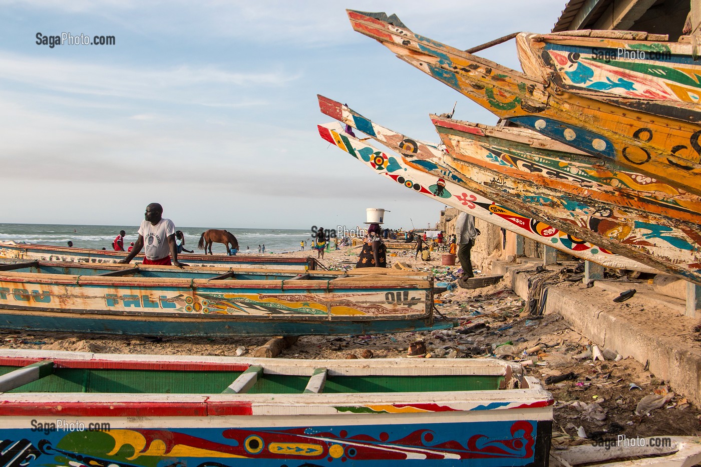 PIROGUES COLORES AU BORD DE L'OCEAN, GUET NDAR, QUARTIER DU VILLAGE DES PECHEURS, SAINT-LOUIS-DU-SENEGAL, SENEGAL, AFRIQUE DE L'OUEST 